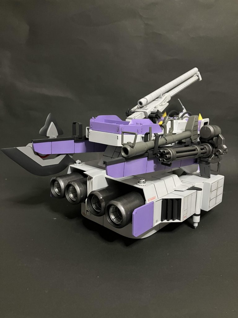 大型ガトリング砲は本来ならバズーカーと同じ位置に固定なのですが、大き過ぎて断念、代わりに位置を変えてバズーカーとガトリング砲、両方とも装備出来るようにしました