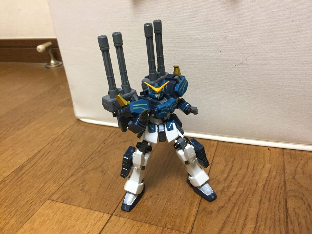 高速移動能力最大の特徴であり、本機の驚異的な走行移動によって、以下の機能によって、通常の重武装MSでは到底あり得ない驚異的な機動力と反応速度を獲得している。マグネットコーティングフレーム駆動部の可動摩擦面に施された超強力なコーティング。摩擦抵抗を減らし、機体駆動時の可動速度を向上させ、反応速度と運動性を飛躍的に高めている。この機能だけでも、通常の重装甲MSでは不可能なアクロバティックな動きを可能にしている。各部の装甲とスラスターの機能装甲には、進行方向への抵抗を0に近付ける機能が搭載されている。スラスターから生み出される推進力の高さは、大気圏内での単独飛行だけでなく、ホバー走行をも可能としている。総合的なスピード水面・空中・宇宙空間では、最大速度マッハ20の移動速度を発揮できる。そして地上においては、最大速度マッハ200での走行移動が可能となっている。特に最大速度のマッハ200は、上位互換と言えるフォースインパルスガンダムエクストリームには及ばないものの、それでもフォースインパルスガンダムはおろかデスティニーインパルスガンダムすらも遥かに上回っており、他のMSを凌駕するレベルである事に変わりはない。デメリット・パイロットへの負担この驚異的な走行移動には、トールギス程ではないが、パイロットの身体に大きな負荷が伴う為、本機の挙動を制御するのは至難の業である。