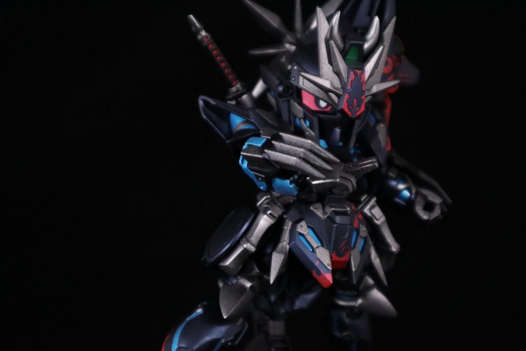 ちょっとポージング。撮影中パーツ折れてしまったので変形無しで💦まぁなくてもいいです。以下制作。