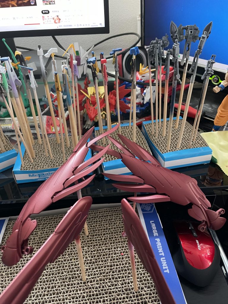 最初に翼の色を塗った時に、イメージとしっくりこなかったから、色々試しました。