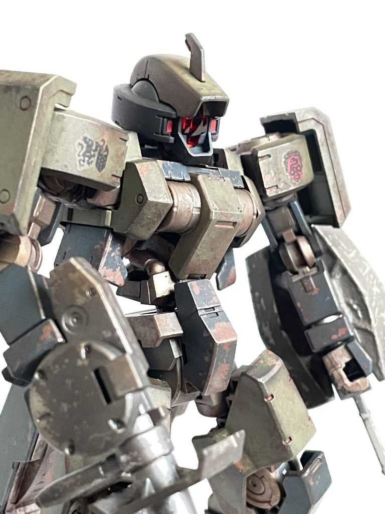 ゲイレールは劇中ギャラルホルン セブンスターズの一角、ラスタル・エリオンの息が掛かった傭兵ガラン・モッサが搭乗するMSでしたので肩部にはギャラルホルンとエリオン家の紋章を添えました。