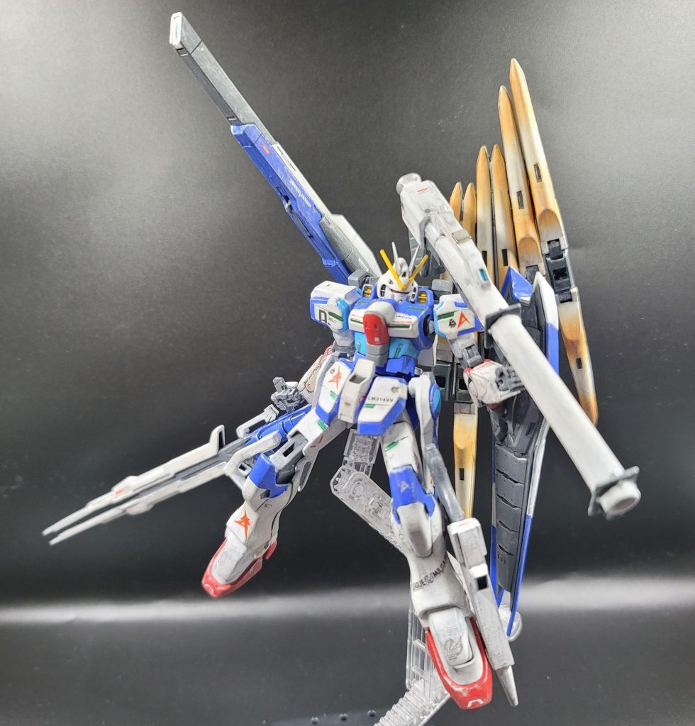 ニュー・ハイパー・バズーカかつてHi-νガンダムの装備品だったもの当機の射撃武装はビームに偏っているので実弾を持たせることにしました「この機体にサイコフレームが導入された以上 あの少年みたいに手足を質量弾として射出できない ならば最低限の実弾武器を確保しないと」アムロはウッソの活躍を知っているようだ当機はV2アサルトバスターがモチーフなので武装過剰気味ですたぶんバズーカを持たせて飾ることは少ないでしょうガンプラ素材としてはこの子を作る以前に一度ABSパーツをシンナーで溶かしてしまった大失態を犯しておりその結果、もう一箱買う羽目になりましたこのバズーカとシールドは当時の一箱目の生き残りですただしグリップだけは紛失してしまったのでペイルライダーのマシンガンから切り取って接着しました