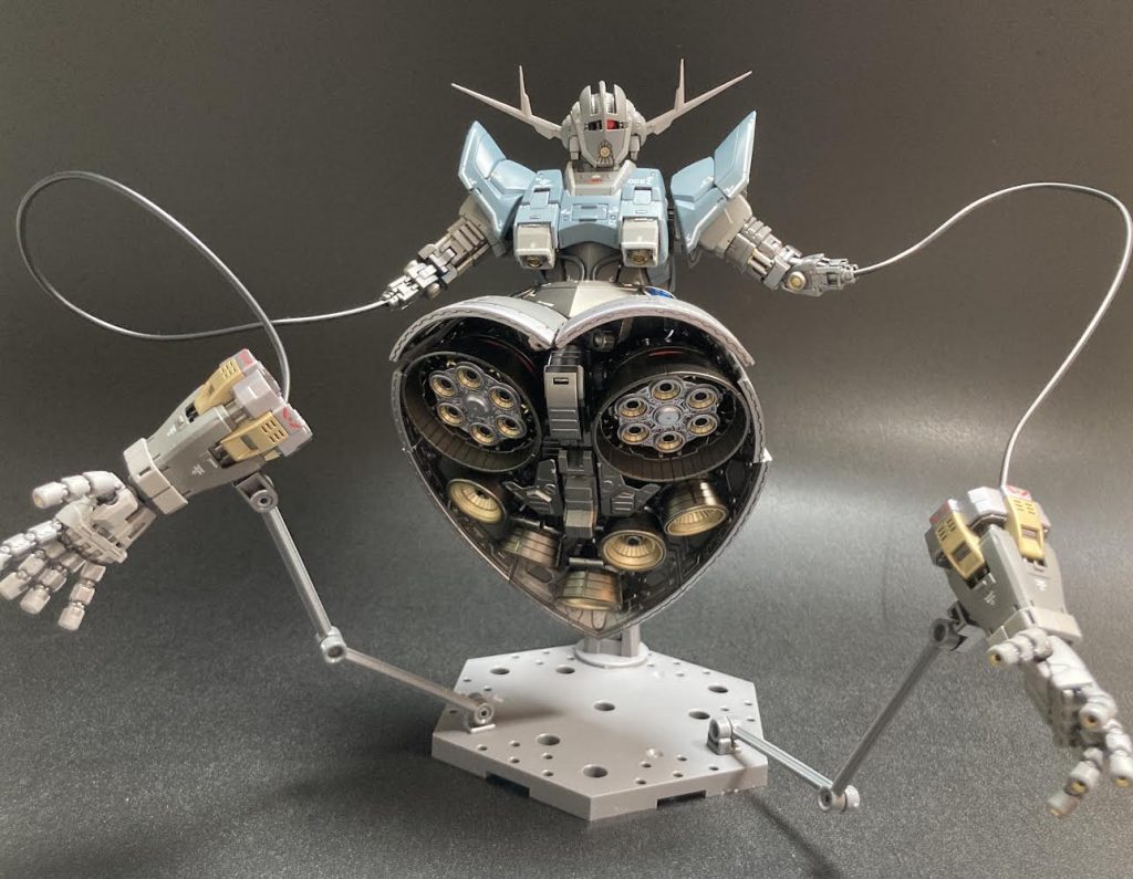 土台は3つありますが撮影スペースの関係上1つで撮影しています😭スタンドを設置すると広い可動域のお陰で下部のバーニア等もバッチリ見せるようなポージングが決まります。本体キットの他にスタンド、土台、リード線が付属しているので様々なポージングでディスプレイできるとてもお買い得なキットです。