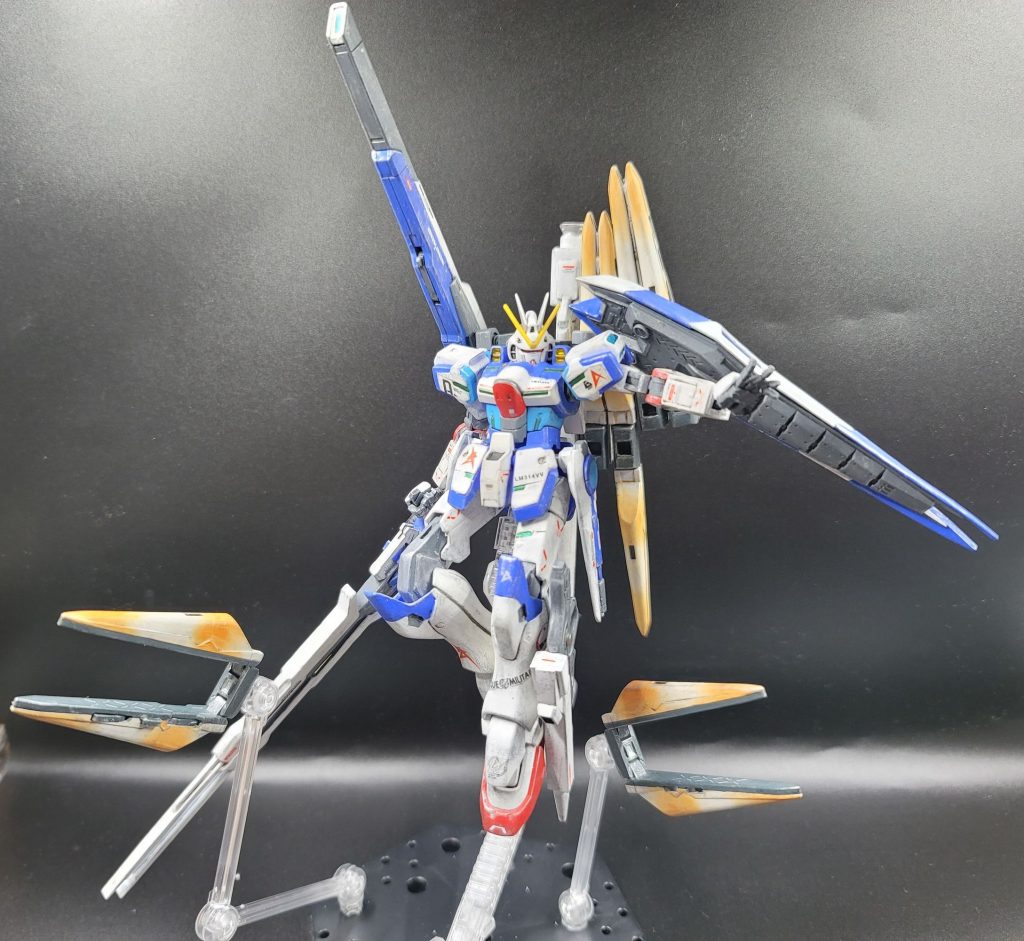 躊躇いを消し去れたならフィン・ファンネルかつてのνガンダムのものより小型化が果たされていますフェイクνウェポンズのものです要らない穴は全部埋めておきました3箱買ってかなり手の込んだ改造すれば6機全可動にできるかもしれませんが買えなかったのでしませんでしたそもそもこれを作るきっかけはフェイクνウェポンズを買って作ったらサイズが小さくてνガンダムみたいな大きい機体には合わないと感じてでは小型機体なら...?と考えたことですちなみにグラデーションはエアブラシではなくウェザリングマスターで作りましたこのやり方は初挑戦だが効果は悪くない模様