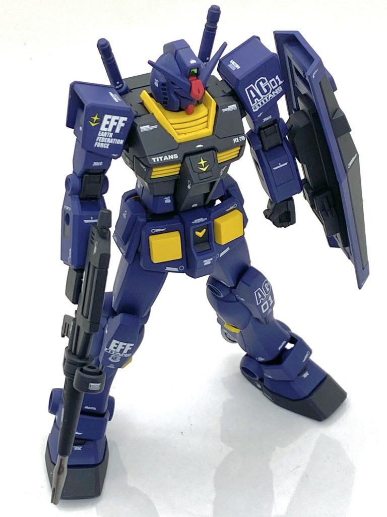 正面から見ますと名作ゲームであります「ギレンの野望」のティターンズ仕様のガンダムに色合い的にもかなり近いと思います。新ガンダムカラーのティターンズブルーはジェスタの時に使って、大変綺麗に発色するのはわかっていたので安心して使う事が出来ました。おかげで白のデカールは大変映えて見える事が出来ます。