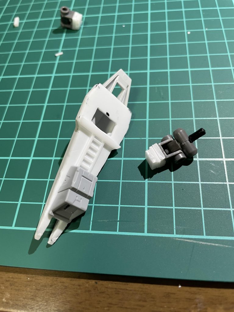 シールド裏ってどんなんだっけ？でそれっぽくプラ板などで取り付け。勢い大事。