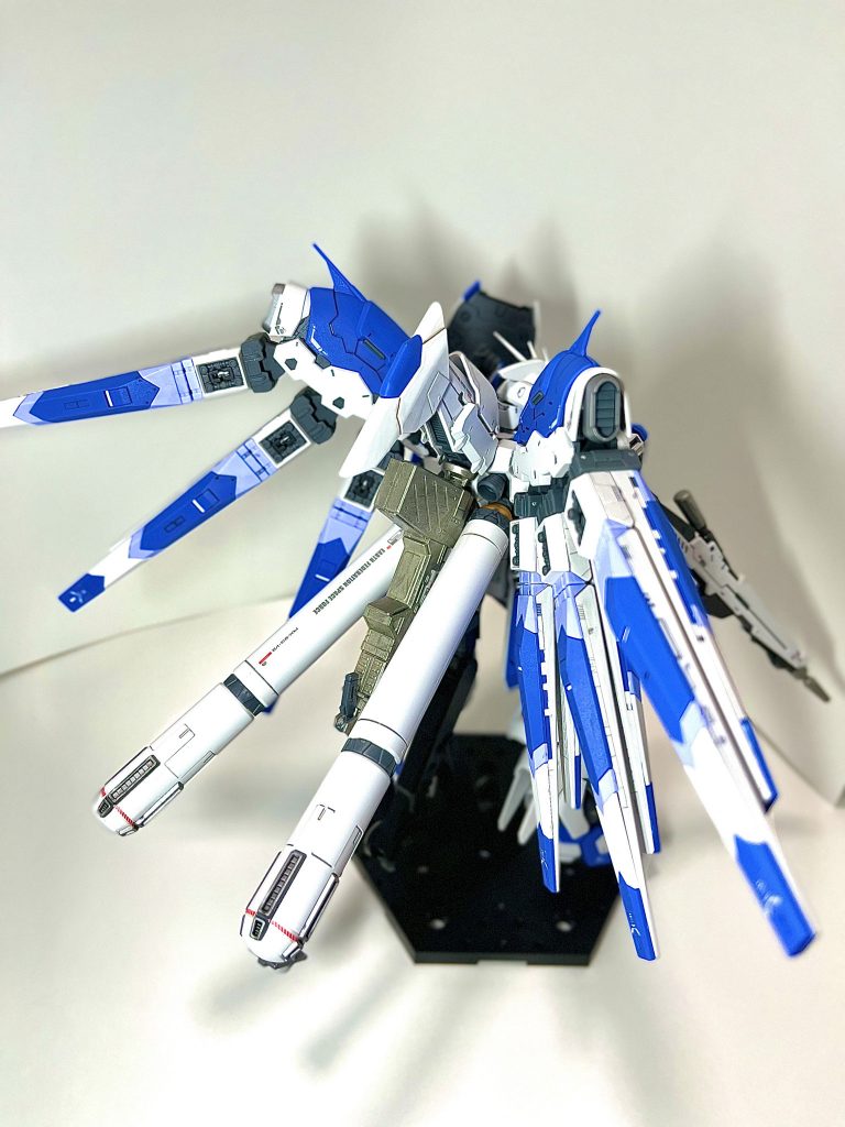 後ろ姿すらもカッコ良い。プロペラントタンクがある事によって重厚感が増しますね。因みに背部のパーツが重くて自立しないのてアクションベースが必須です。