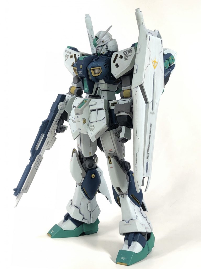 基本プロポーションは胴体下部に1ミリプラ板を追加し、胴体の肩部分をプラ板で盛り、全体にディティールを追加しました。通常νガンダムとの差異はプラ板の工作で製作。アンテナは量産型用に本数を減らし、先を鏑型に変更胴体前部分を形状変更、肩もシンプルな形状へ削って盛って変更、スラスターっぽいのが多すぎと思ったので、長い部分はエアインテークと解釈して、奥にダクトフィン、前部に金属網を配置(小さくて奥が見えない…)しました。