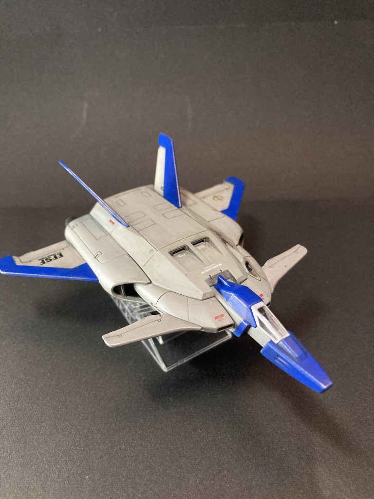 デカールは珍しく控え目に貼れました。普段ならベッタベタにしちゃうので自制できた方だと思います。ガルグレーガンダムブルー黒鉄色部分塗装　シタデルの白とシルバー