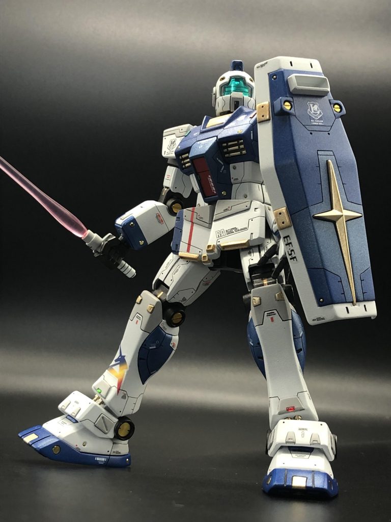 各所にメタルパーツを仕込んで、今回の初挑戦はメタリックシールにUVレジンを付けてみました。今までのシールだけと違い本物のセンサーみたいになって満足です‼️上の画像だとすねの下あたりです。