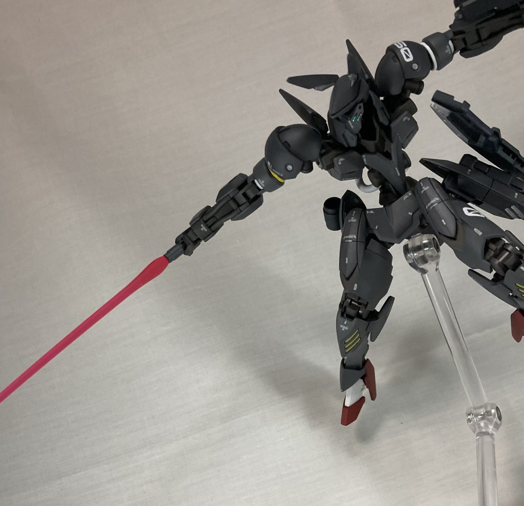 なんかいい感じに持てたのでビームサーベルも装備させました