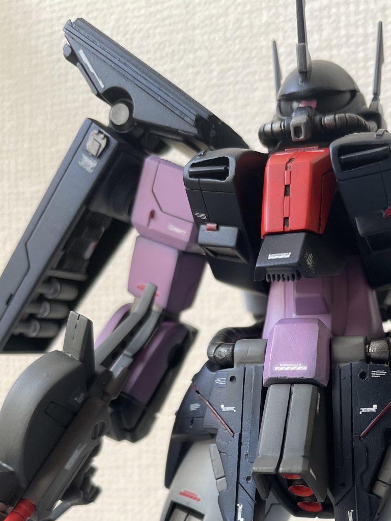 シールド裏、胸部も細かく椎茸ディテールなど組み込んでいます。ちなみにメインに使用したカラーはガイアノーツのプリズムブルーブラックです。