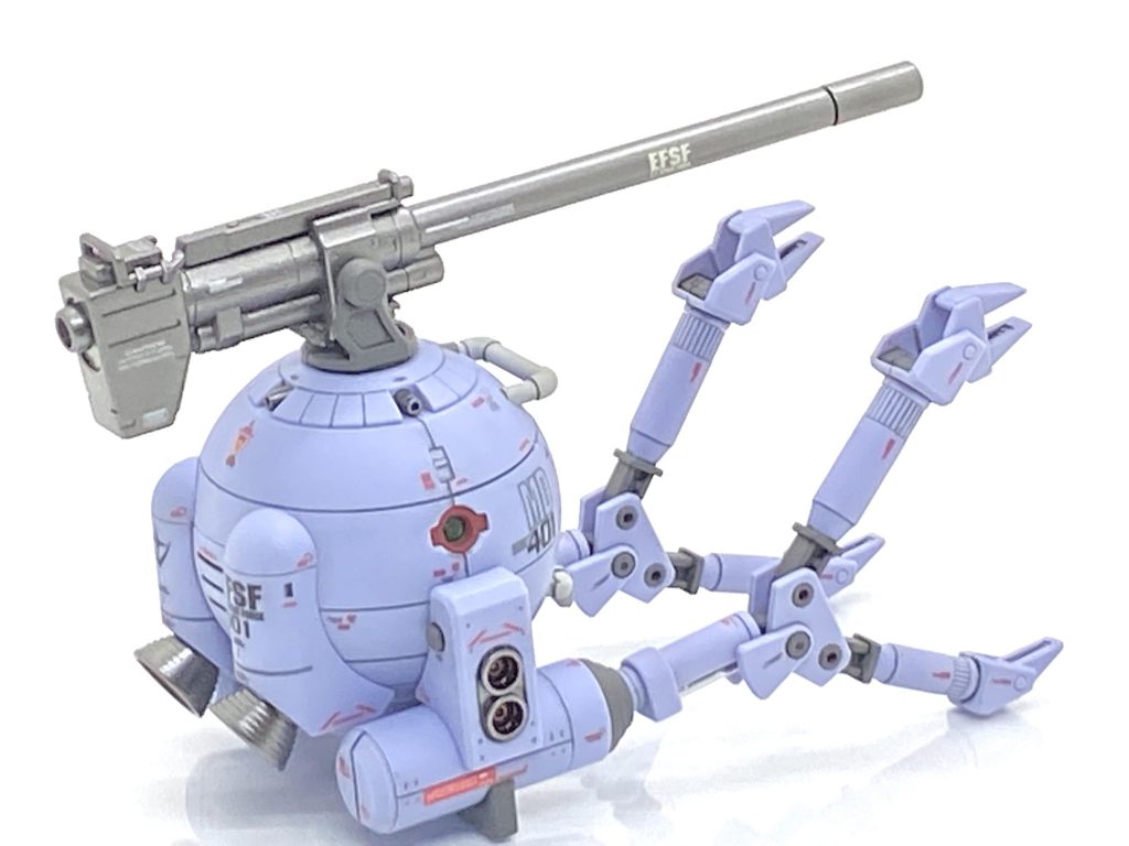 最大の難関はデカール貼りでMGの説明書や前に作りましたボールを見ながらコツコツ貼っていきます。低反動キャノン砲は暗めのメタリックで塗りましたから白、本体は赤と黒のをメインに手抜きせず雰囲気を見ながら確実に貼り、4時間ちょっとで全て貼り終わりました。クリアー吹きもメタリック部の光沢と本体の艶消し部は分けてやらないといけないのでやりましたが・・・パーツ数が少ないからあっという間に終わってしまいました。