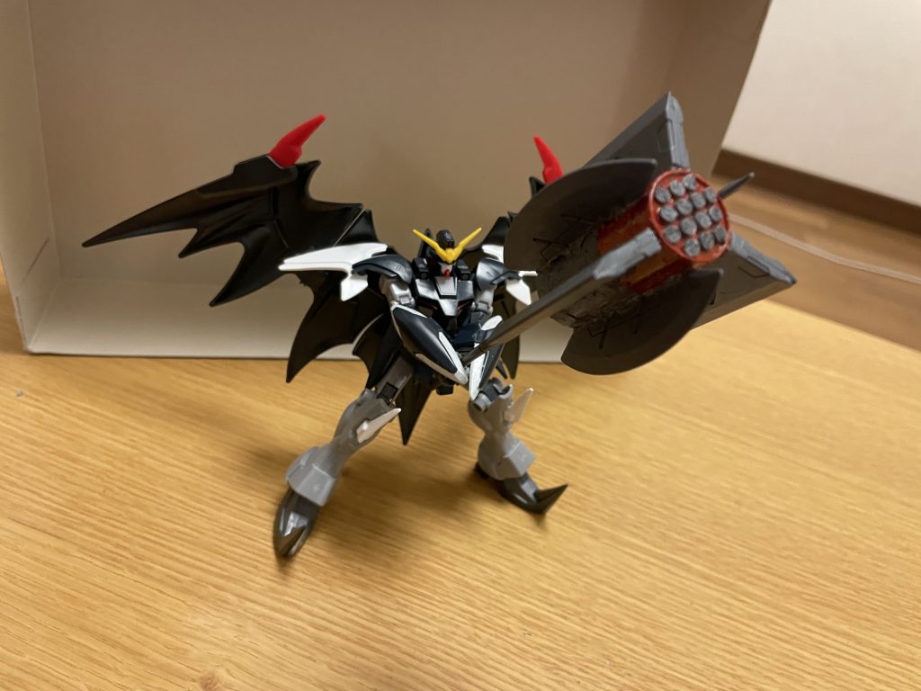 14連装ミサイルランチャーハンマー上部から発射される14連装式のミサイル。ミサイルの生成機能によって、コンテナからの爆薬の供給が続く限り、大量連発が可能。その破壊力は凄まじく、ミサイル一発だけでもPS装甲をも粉砕出来るほど。単純な破壊に留まらず、爆発による目眩しや弾幕形成など、その用途は多岐に及ぶが、精密攻撃には向かない。