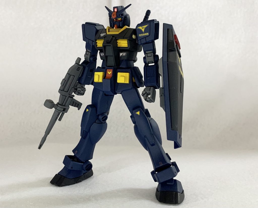 斜め前から。ガンダムマーカーのティターンズブルー、ダークブルー、ガンダムイエロー、ガンダムレッドをエアブラシシステムで塗装してます。