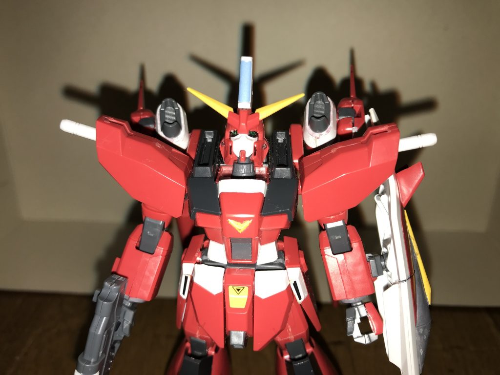 外観戦闘機らしいウィングと固定火器、赤いカラーリングが特徴。性能インパルスや2号機とは違って、DG細胞やアルティメット細胞を持たない分、被弾によるパイロットへのダメージを気にせずに戦える利点がある。核エンジン本機の動力源であり、デュートリオンビーム送電システムは撤去されている。その結果、大幅な性能強化を実現している。機動力・スピード本家セイバーよりも高い運動性を誇るだけでなく、形態を問わず単独飛行が可能。機体の軽量化、大推力スラスターへの交換、核エンジン搭載など、様々な改良の結果、MS形態においては、フォースインパルスガンダムと同等以上の機動力を獲得している。防御力・耐久性VPS装甲からルナチタニウム合金に変更した事で、防御力の高さを維持しつつ軽量化に成功している。