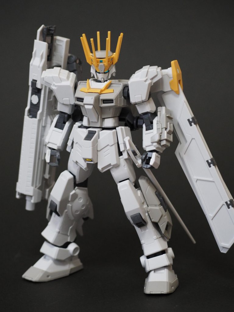 仮組みの段階だと、だいぶ色が足りないなぁと思い、筆塗りとガンダムマーカーエアブラシを使いながら塗装しました。