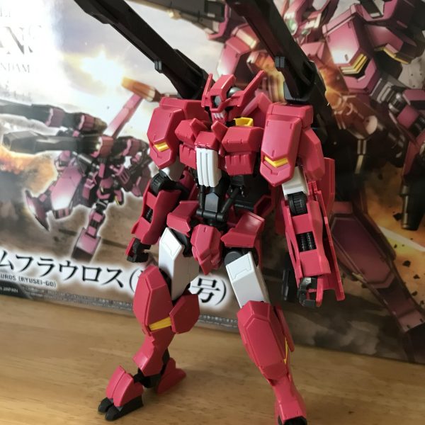 土曜モケ活！ってことで積んでたガンダムフラウロスをパチ組しました。砲撃形態時の犬のようなフォルムにインスピレーションを受けて「あ、コレはあのキャラの機体に改造したい！」というのが浮かんできたのでちまちま改造していきたいと思います。砲撃形態の上に愛さんを乗せてますが愛さん機の予定ではないです()（2枚目）