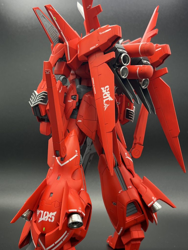 バックパックのバーニアが貧相だったので、脚のバーニアを移植して、脚にはビルダーズパーツのかっちょいいやつを採用しました。バックパックの位置をかなり上に上げたので変形不可に…