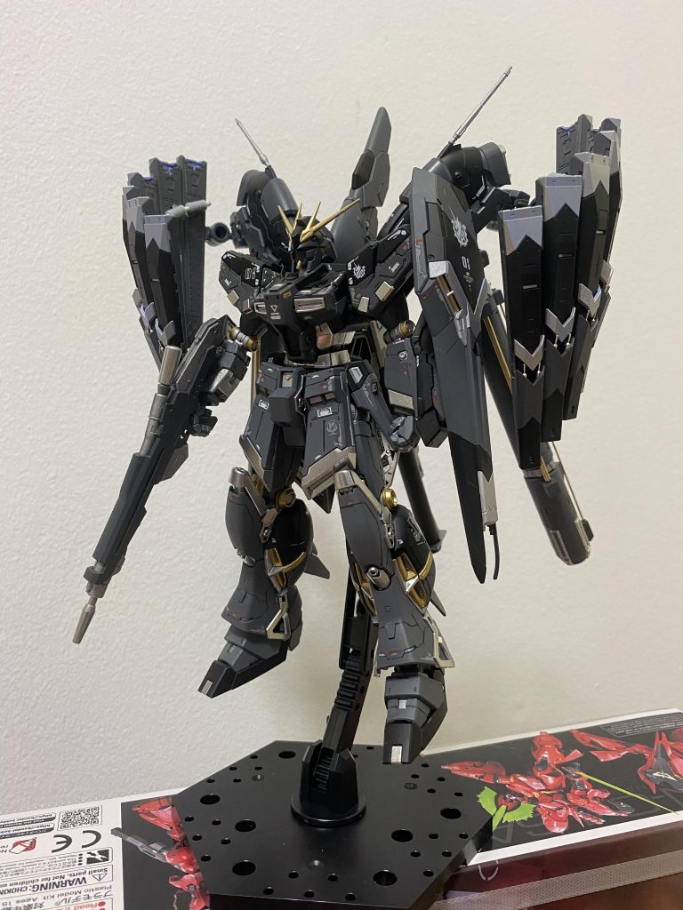 ファンネルはウィングゼロのように配置。YouTubeの某チャンネルの作例からヒントを得たものです。カラーリングはTwitterのとある作例を見て、個人的にかなりヒットしたので、自分でもやってみました。全体をマットに塗装しています。白部分が全く無いので、人によっては受け付けないかもしれません。