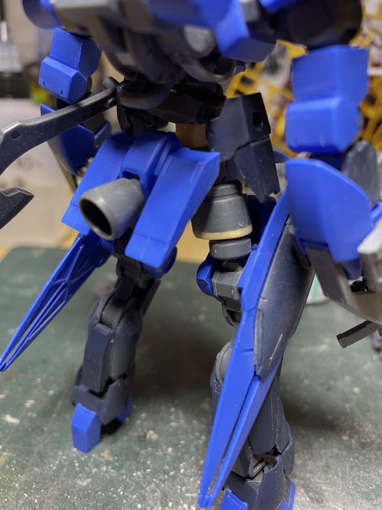 足の付け根を2mm腰のジョイントに3mmにそれぞれパテ盛りをして写真のように延長させました。