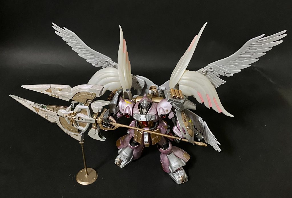 武器もかなりでかいのですが素体、羽がデカいから違和感ないです。