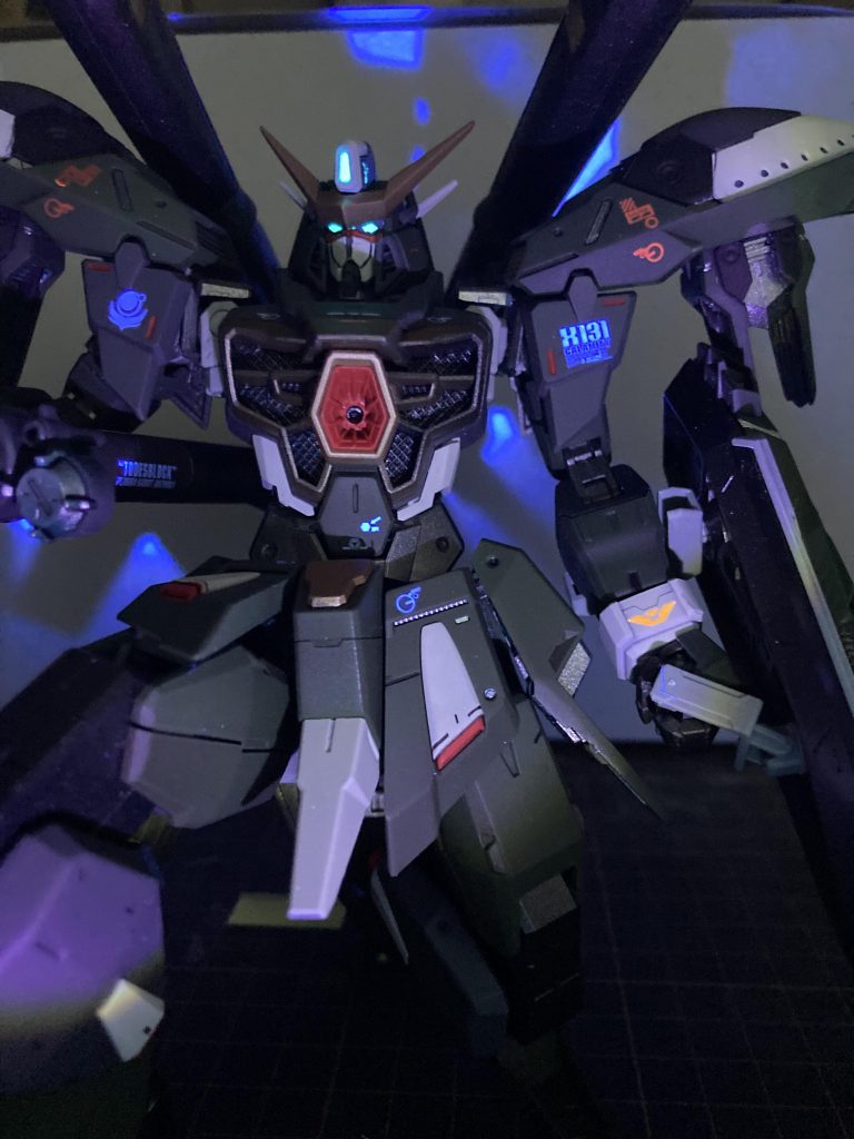初の蛍光デカールを使用してみました。センサー部分は蛍光プラスメタリックグリーンで塗装してブラックライトに反応するようにしてみました。シルバーとガンメタはツヤだし、その他装甲部分はツヤ消しに仕上げてあります。フレームをツヤだしにしたらメタルビルドチックになりました‼︎良き発見