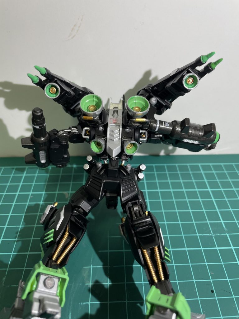 最後に一枚。正面より背面が好き。反省点かなりありました！・捨てサフを完成後に知った。・アロンアルファの白化に焦る・せっかくのギラギラ塗装を艶消しで消してしまった。・写真の撮り方も大事・工程を行ったり来たりして最後は色々諦めた。よって制作に2ヶ月かけてます。初めてなのでしょーがないと。次回は反省を踏まえてテンポ良く作りたいと思います。閲覧ありがとうございました。