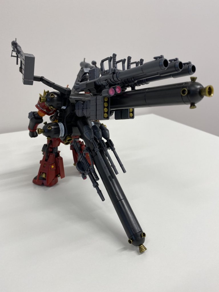 背面は武装が多く、ロケットブースターに取り付けられています。これだけたくさん付いているので、後ろ側に重量がかかりますが、ロケットブースターが長いおかげでスタンド無しでも立たせることができます!