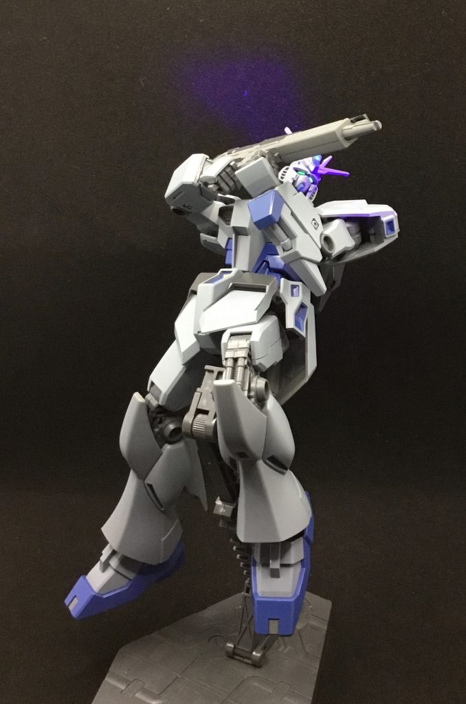 可動域も素晴らしく、色々なポーズ付けが楽しいキットです。