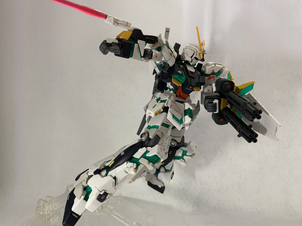 ビームトンファー抜刀。やはりここでも足の関節想像以上に曲がらず。ポージングが難航しました。