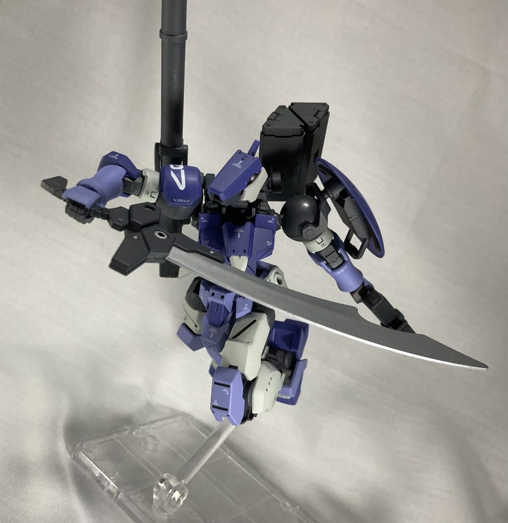 細身な体に流線型の腕、カメラっぽい頭部、大きなサーベルと実弾銃、夢ながらセンスいいなって思いながらジャンクパーツ漁ってました