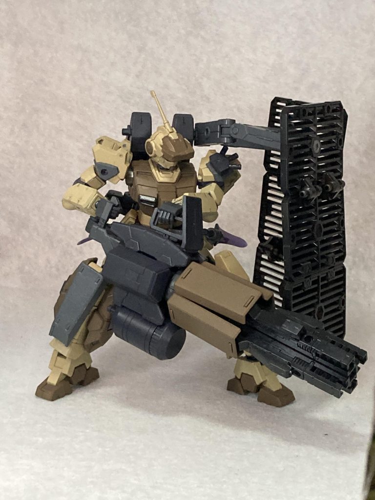 そして背面左側のレールガトリングと右側に装備される展開式バリケードを同時展開自機の防護を行いつつ前面への火力を出せるようにしてみました