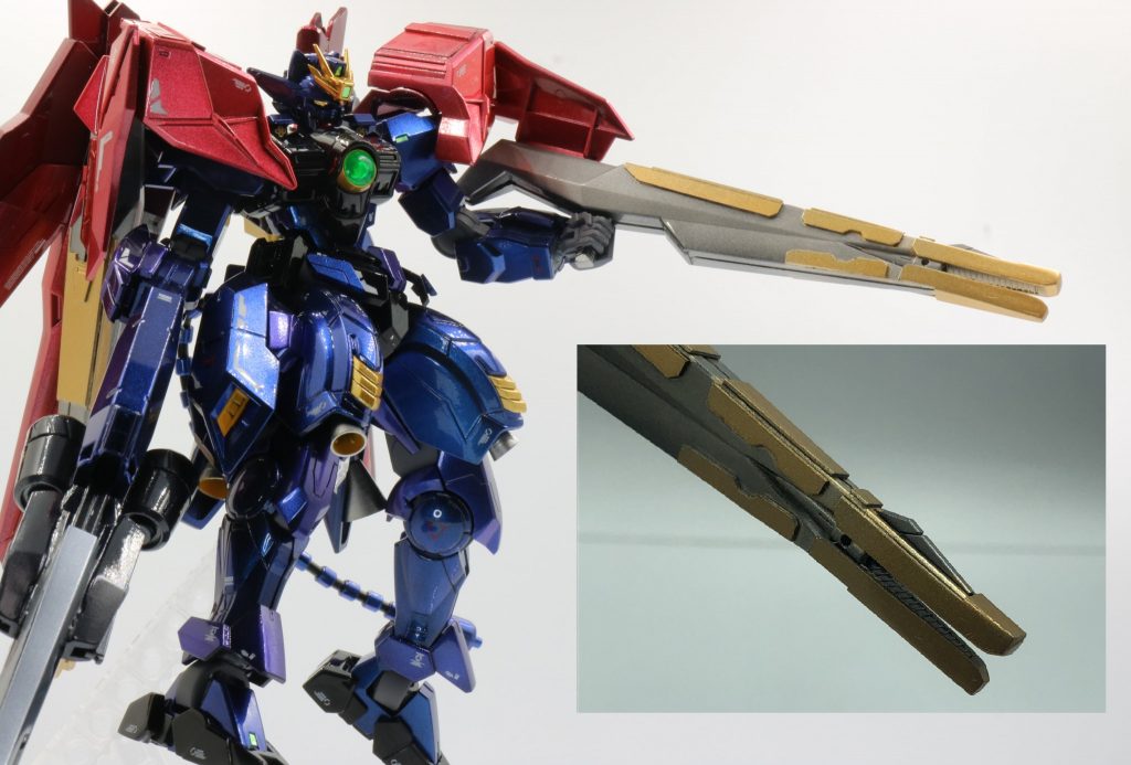 肩部装甲背面には大型レールガンを装備。ダブルリベイクライフルをベースに、先端にレールガン風のモールド付きの砲身を増設してあります。