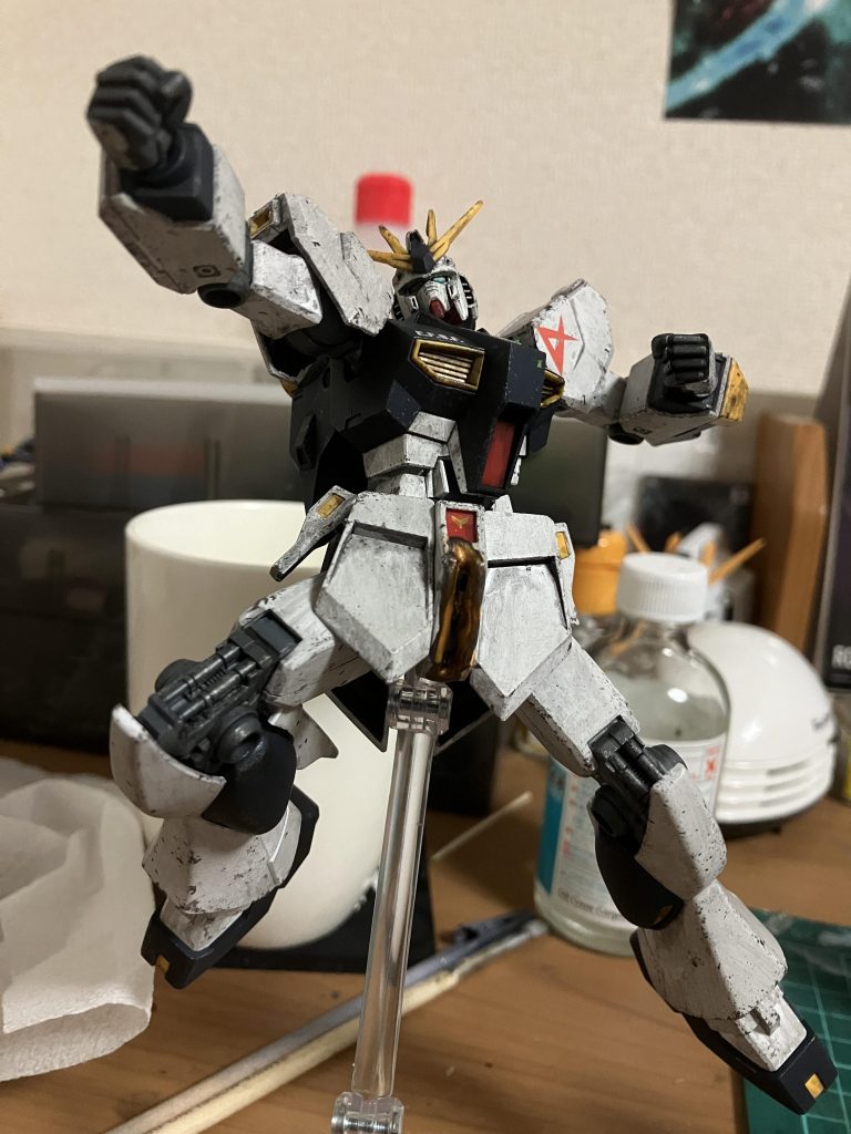 ウェザリング1回目。ウェザリングカラーマルチブラックを使わない筆で全体に塗りつけ、乾く前にキムワイプで拭き取りました。あと黒鉄色でチッピングも行ってます。