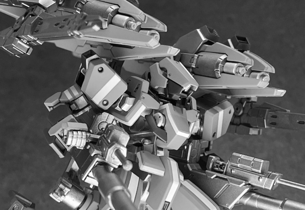 　どうもだーさわです！　お久しぶりの方はお久しぶり、初めましての方は初めまして。ここからは製作経緯と設定について語っていきたいと思います！　まず初めに、なぜこのような派手派手な外観になったかというと、今年の4月のアルドノアゼロを視聴しまして…えーまさにスレイプニールの影響ですね。　機体設定については冒頭で説明しましたが、人類が外宇宙に進出するにあたり無人での惑星探査を行えるように、惑星間という超長距離でもMS運用を計るため開発された、最初期の試作MSとなってます。（なのでハッキリ言うと、この機体ではまだ惑星間航行はできません！)　じゃあこの機体はなんなの？ってわけですが、まずは「星間航行や重力圏離脱に必要な爆発的推進力を得るためのスラスターユニット」の開発をするための機体になってます。(グレイズ本体の背部に接続された4機のスラスターですね）　現段階では、従来の化石燃料をエネルギーとしていますが、最終的には太陽光を推進力に換える計画です。