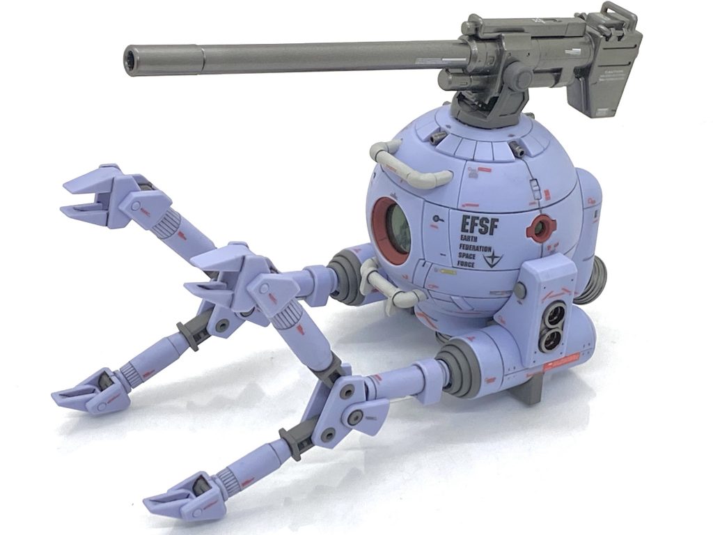 HGUC ボール改修型を成形色仕上げ＋αで作ってみました。スタンダードカラーのジム改を去年作ったのですが・・・一緒に付いているボール改修型は作る意欲が湧かず、放置してました。前に素組みしてずっと飾っていたので埃まみれになり、洗うのも面倒というのもありましたが(汗)。その後は箱の中に閉まったのですが「一週間ぐらいでサクサク作れるのをやりたい」とも思っていて、ツイッターでフォロワー様の所を回っていたら・・・素組みながらもデカールをキチンと貼ったMGのボールを見て「なんかボール作りたくなった」と思い、それでこの改修型が放置してあった事を思い出して一週間でいつもの仕上げで作る事を目指しました。