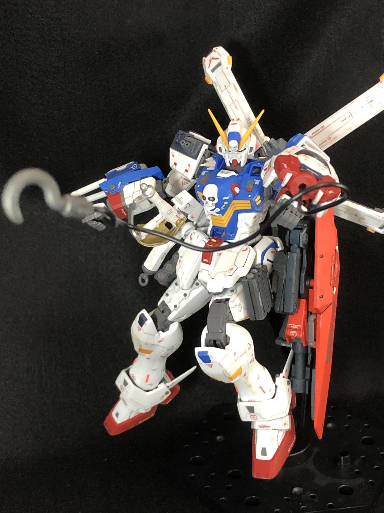 フック射出。左腰部のロングビーム砲はコンパクトに畳むことが出来るので格闘戦でも邪魔にならなそう。