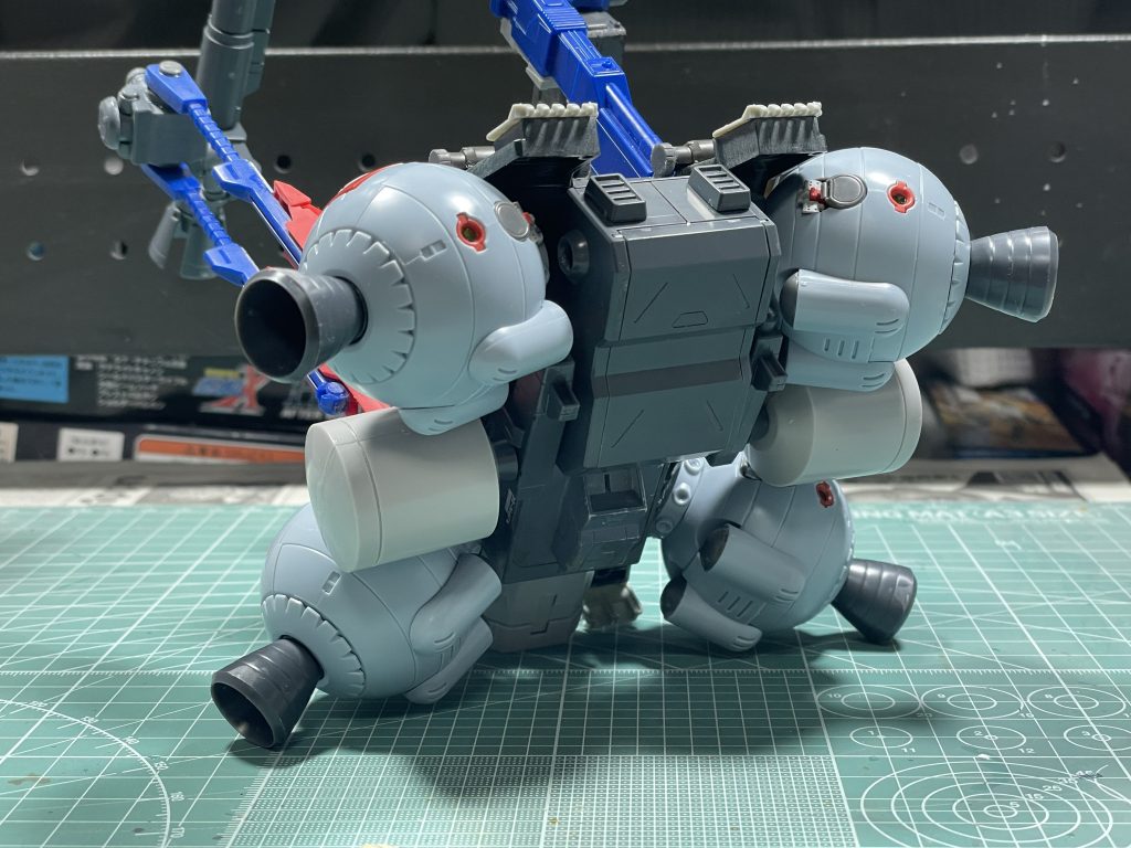 ミキシングプロセス②薄いグレーのパーツは、スケールモデルのパーツをディテールアップ材料として使用しました。サイドのタンクはウェーブの市販パーツ、底面前方の四角い箱は、グリモアレッドベレーのランドセルです。