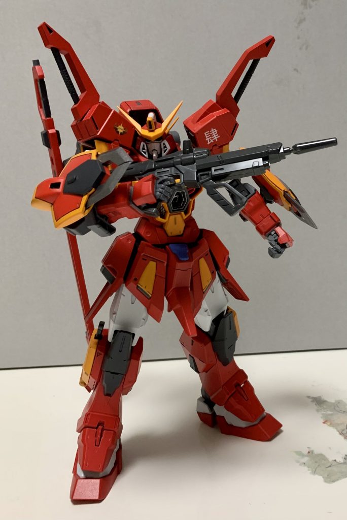 実はこの3号機だけ赤が違います。3機同色の朱色(シャインレッド)にするつもりでしたが、オーブへ譲渡したならオーブ製の汎用機用赤に再塗装された。とかどうだろうとふと思い付いてモンザレッドににって見ました。