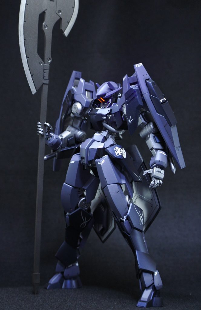 グレイズアインにグレイズリッターのコンセプトを取り入れた改修機という設定のもと作成しました。