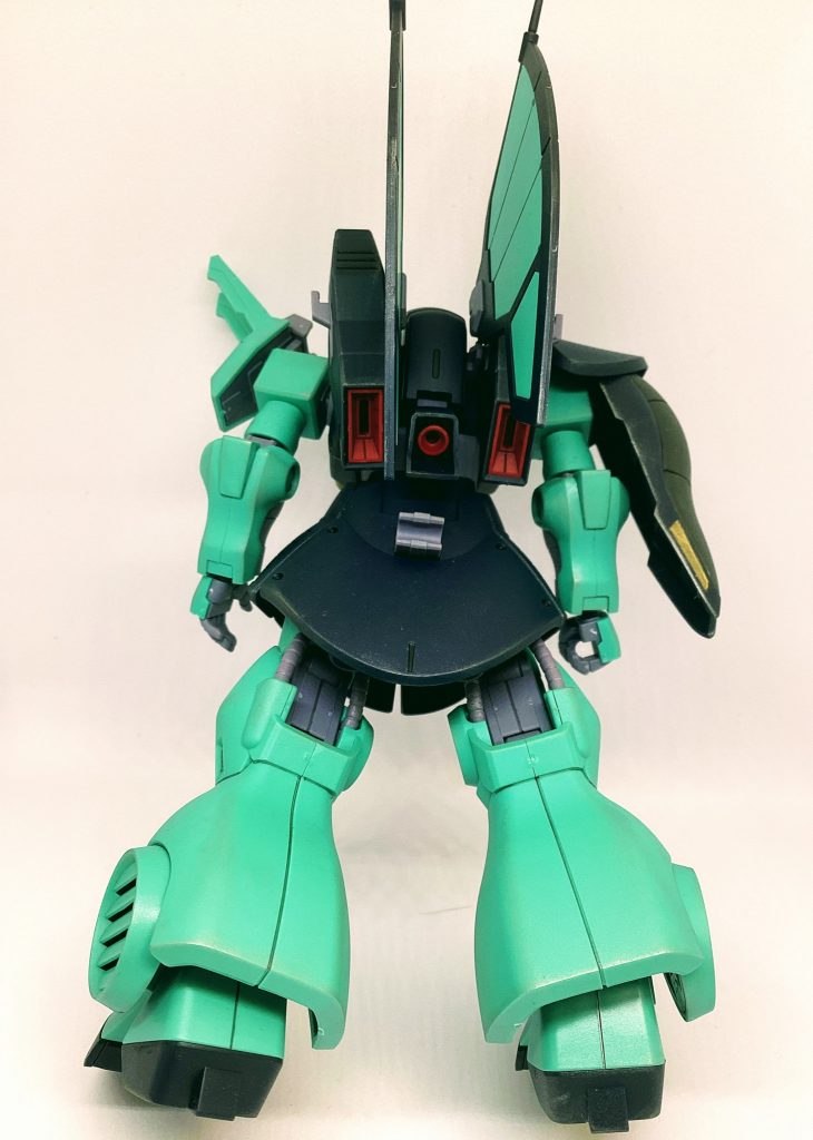 後ろ。バーニアの赤は成形色なのでスミ入れだけでいい出来。