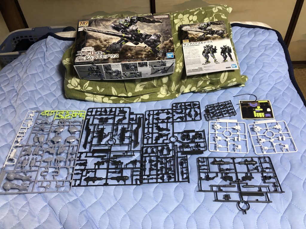 実は鉄血系はSDのバルバトスしか作ったことがなく、ガンダムフレーム初体験です。同じフレーム系でもアストレイシリーズと比べるとかなりシンプルですね。チューブやシリンダーが露出しててカッコよさそうです。