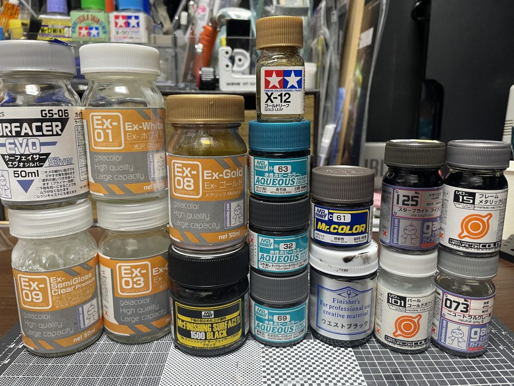 使用塗料。外装関係は全てシルバーサフからコールドパールホワイト、そこからの塗り分けしてます。焼鉄色初めて使いましたがキレイないい色でした。キレイなメタリックグレー、白下地にするとうっすらバイオレット味あっていいです。なかなか無い理想的な塗料。