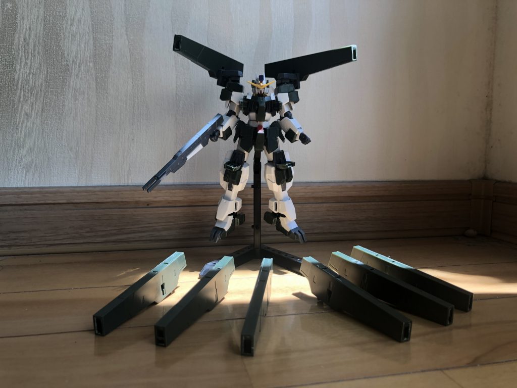 GNブラスタービット背面に装備されている武装。戦闘開始と共に展開し、オールレンジによる包囲攻撃を仕掛ける。1回のビーム照射時間をその場で変更(最長10秒)でき、射角も変えられるため、変幻自在な戦法をとれる。GNブラスターキャノン両肩に装備されている武装。主に、ビット射出中に使用される。GNブラスタービットを元に設計された固定武装で、ビット機能はオミットされている分、火力にステータスを振ることで、単機での戦闘力向上に一役買っている。GNミサイルサバーニャからの流用。全身の各部に装備されていて、発車後はパージ可能。