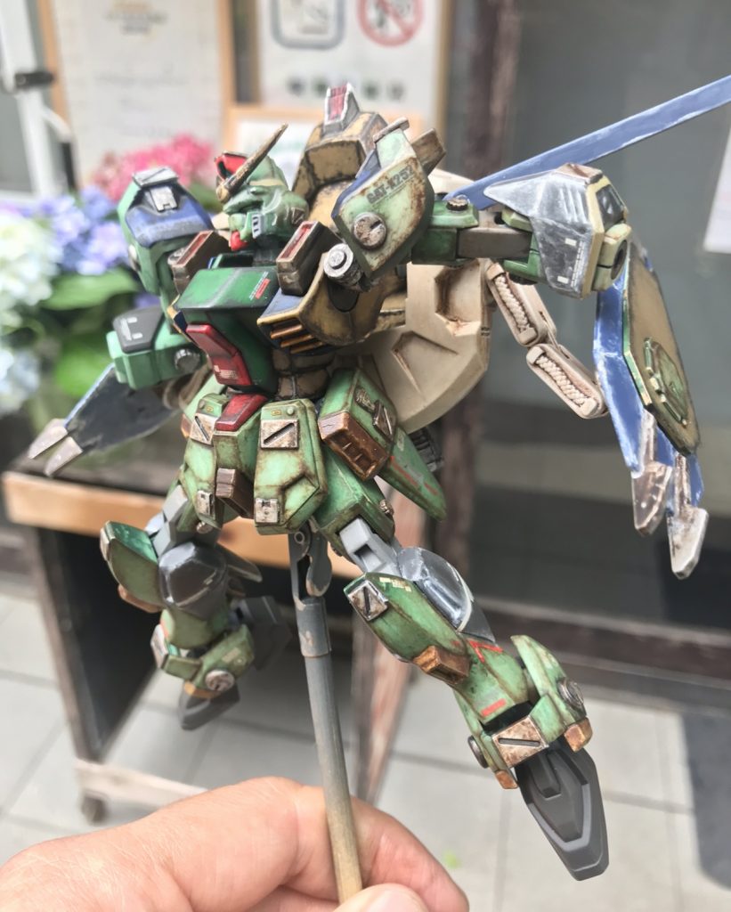 屋外の太陽光で色味のチェック肩を前後に開かせる事ができるように関節を入れました。