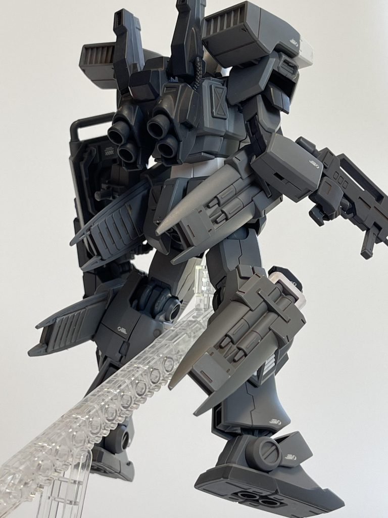 マークⅡのバックパックを使っている以上、ちょっと接続したいモノが出てきまして、キットそのままだと色々干渉しそうなので胴の背中側を延長しています。パワードジムの背中にジムⅢの背中が継ぎ足されている格好です。これによりバックパック位置を奥に。　それにしてもジムらしからぬ背面ですね…