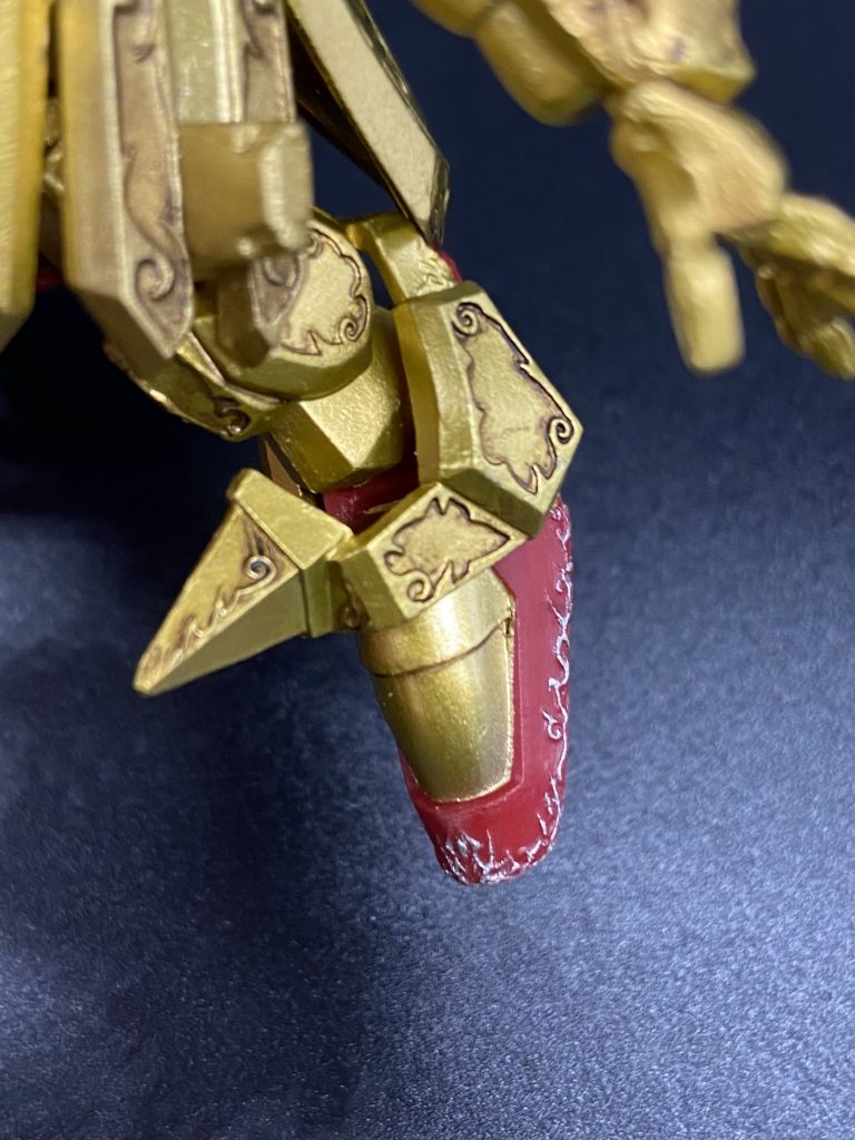 まずは全体的にブラウンでスミ入れをやって、凸モールドはドライブラシ気味にシルバーで強調!