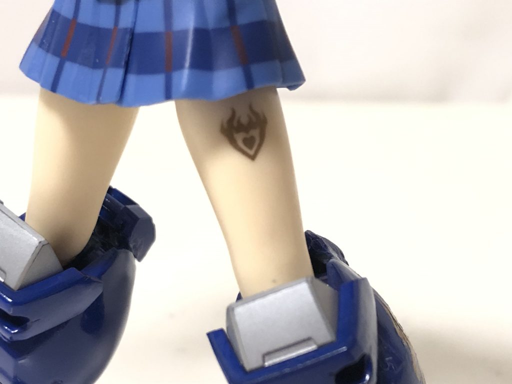 ふとももに市販のデカールを使った所なかなか良い感じになりました