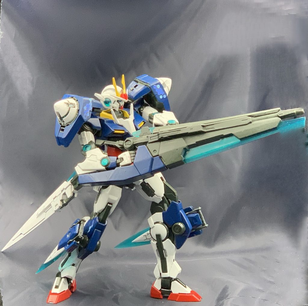 そんな友達にもらったコレですが、指の保持力が弱すぎて安定にかけるし、大型の武器が思いの外持ちにくい感じでした。前は結構悩みましたね。どうやって持たせるか。